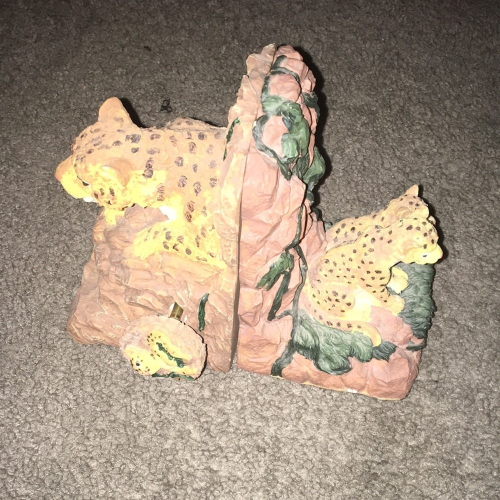 Cheetah Momma and Two Babies Book end Music Box - Picture 4 of 10